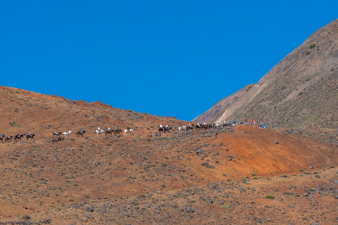 Caravana de jinetes cruzando las montañas de los Andes