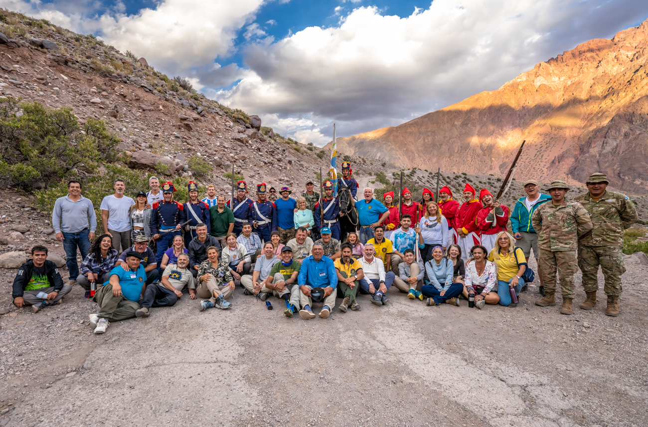 Grupo de participantes y recreadores históricos en la cordillera de los Andes