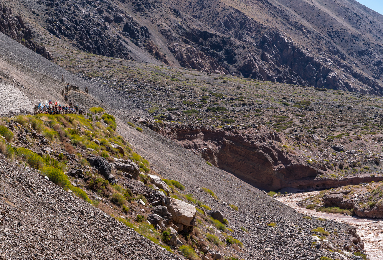 Sendero de montaña en la cordillera de los Andes