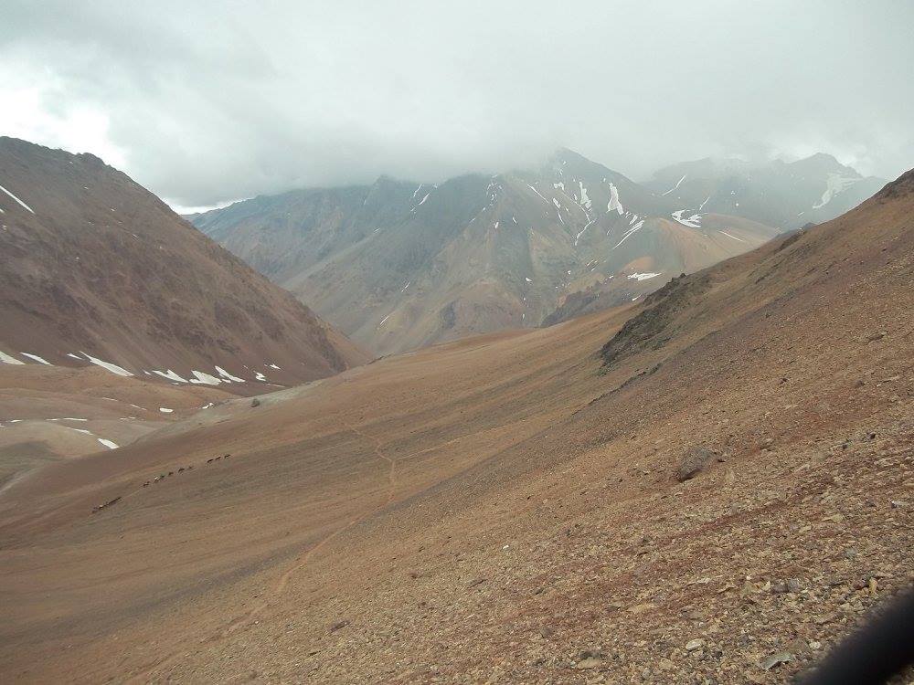 Valle brumoso con terreno rocoso