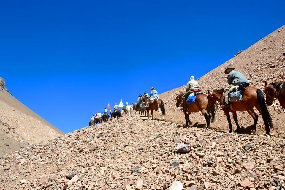 Ascenso del grupo por la pendiente rocosa