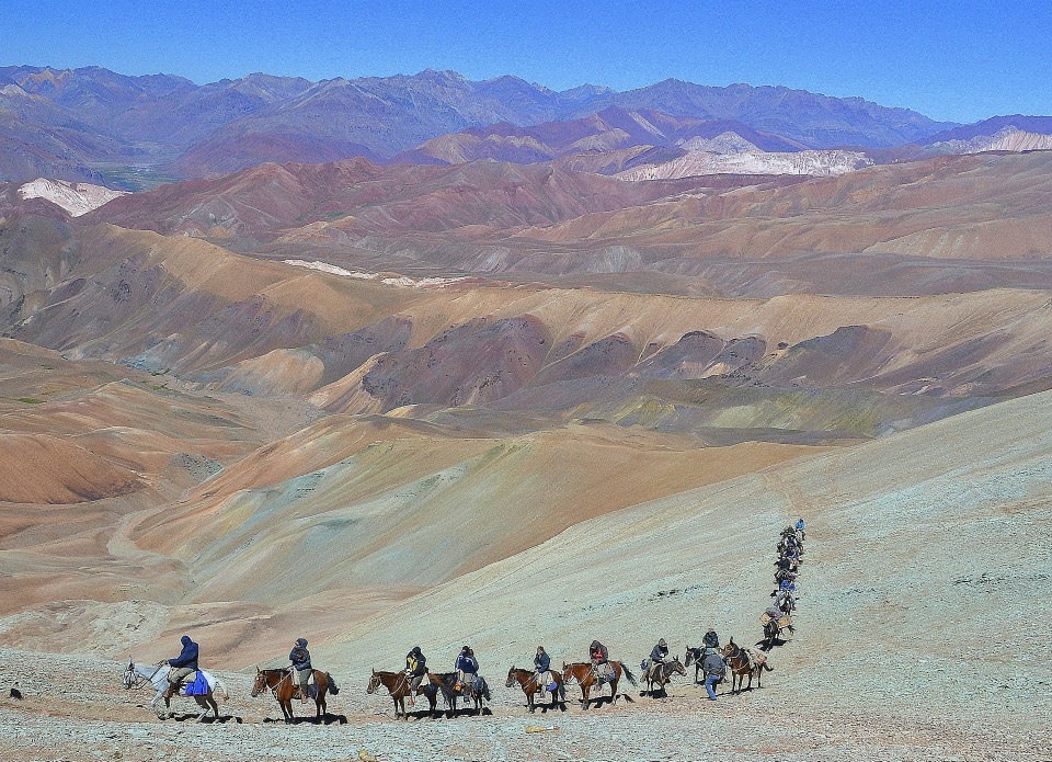 Expedición atravesando paisaje multicolor