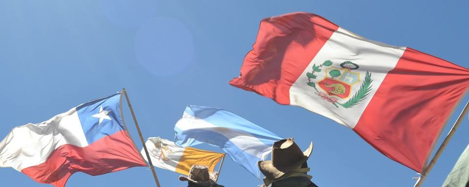 Banderas ondeando en el cruce