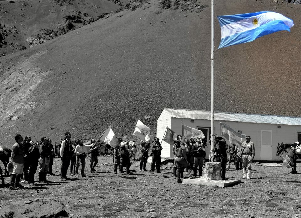 Ceremonia con bandera argentina en campamento