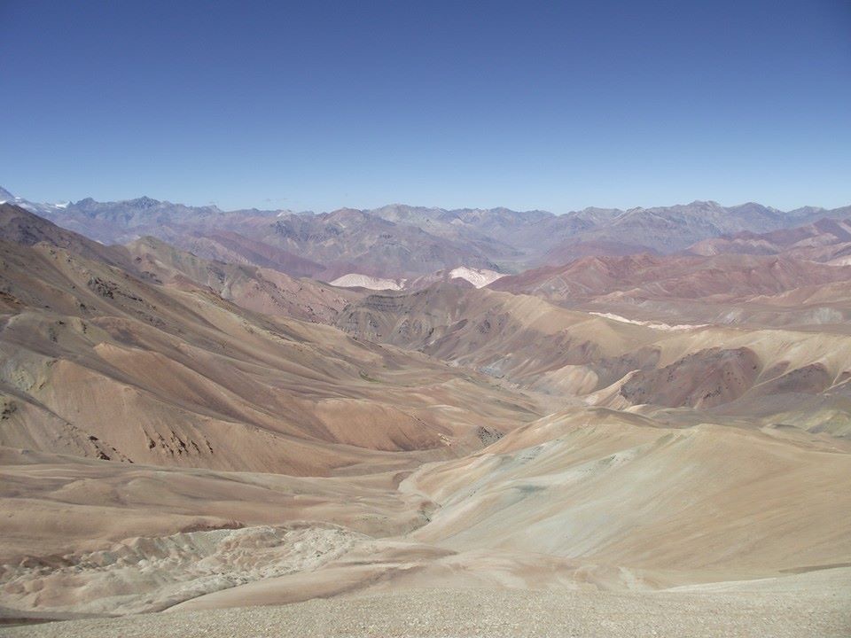 Paisaje de valles multicolores en la cordillera