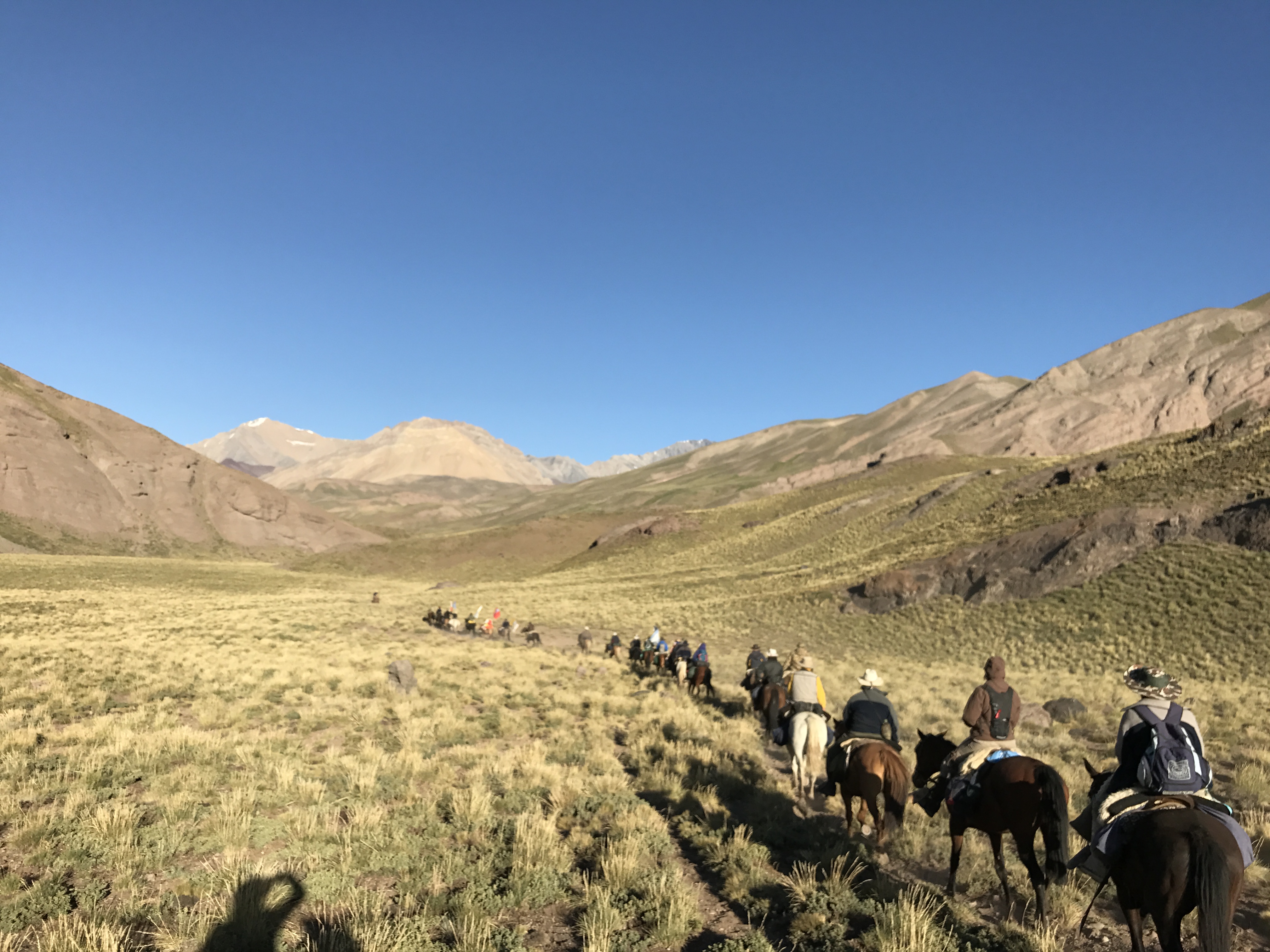 Caravana de jinetes atravesando el terreno montañoso del Paso del Portillo