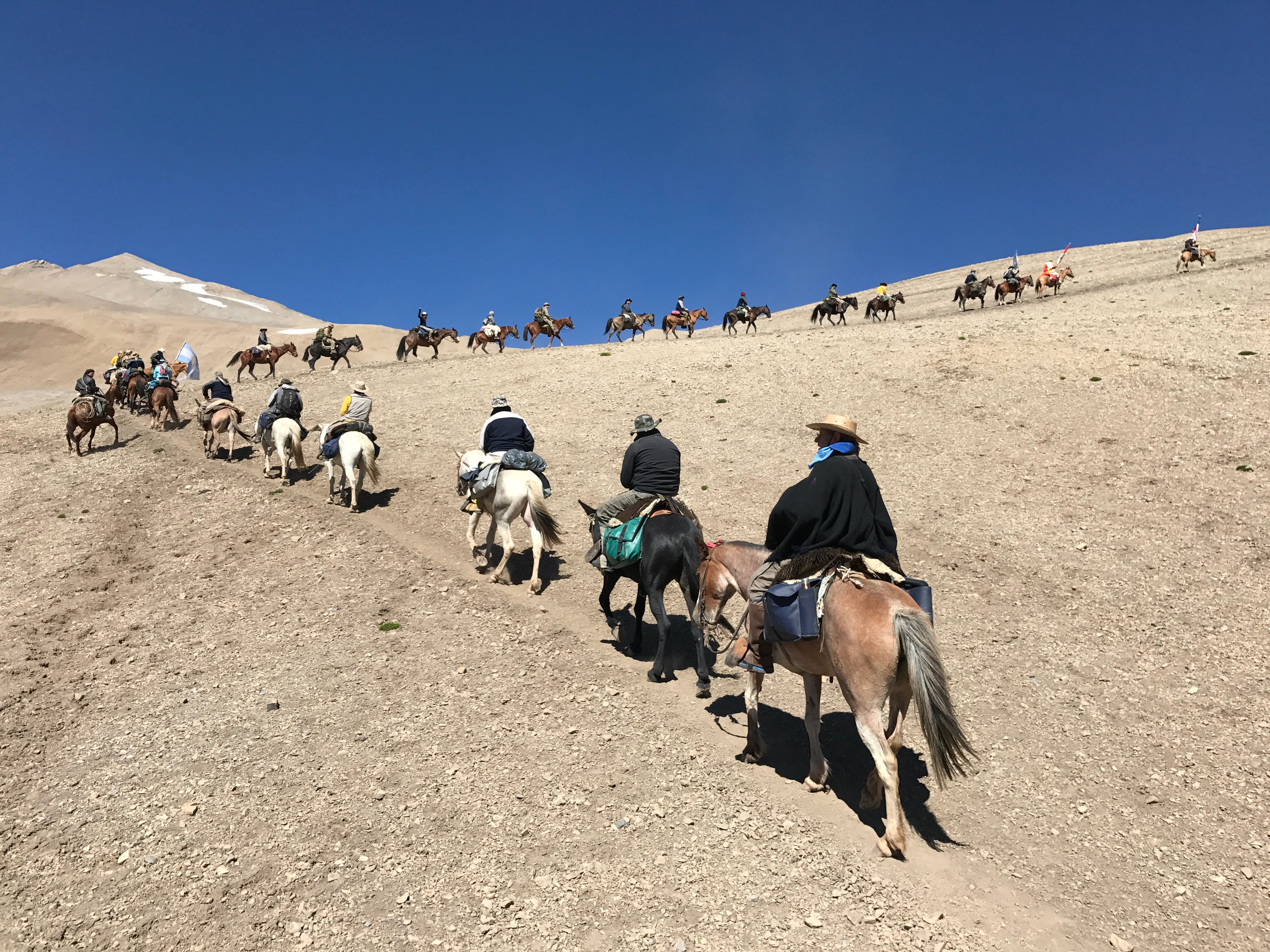 Ascenso por la ladera arenosa con cielo despejado