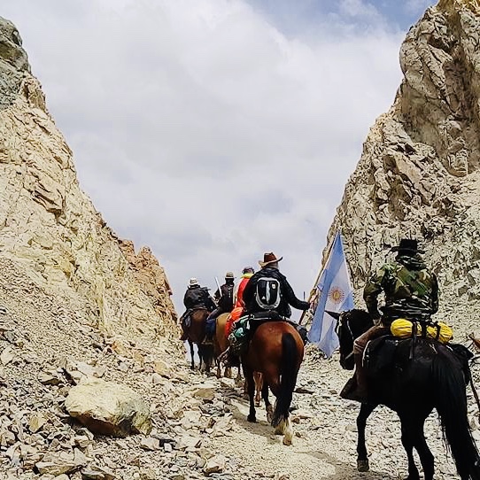 Cruzando el angosto paso entre formaciones rocosas
