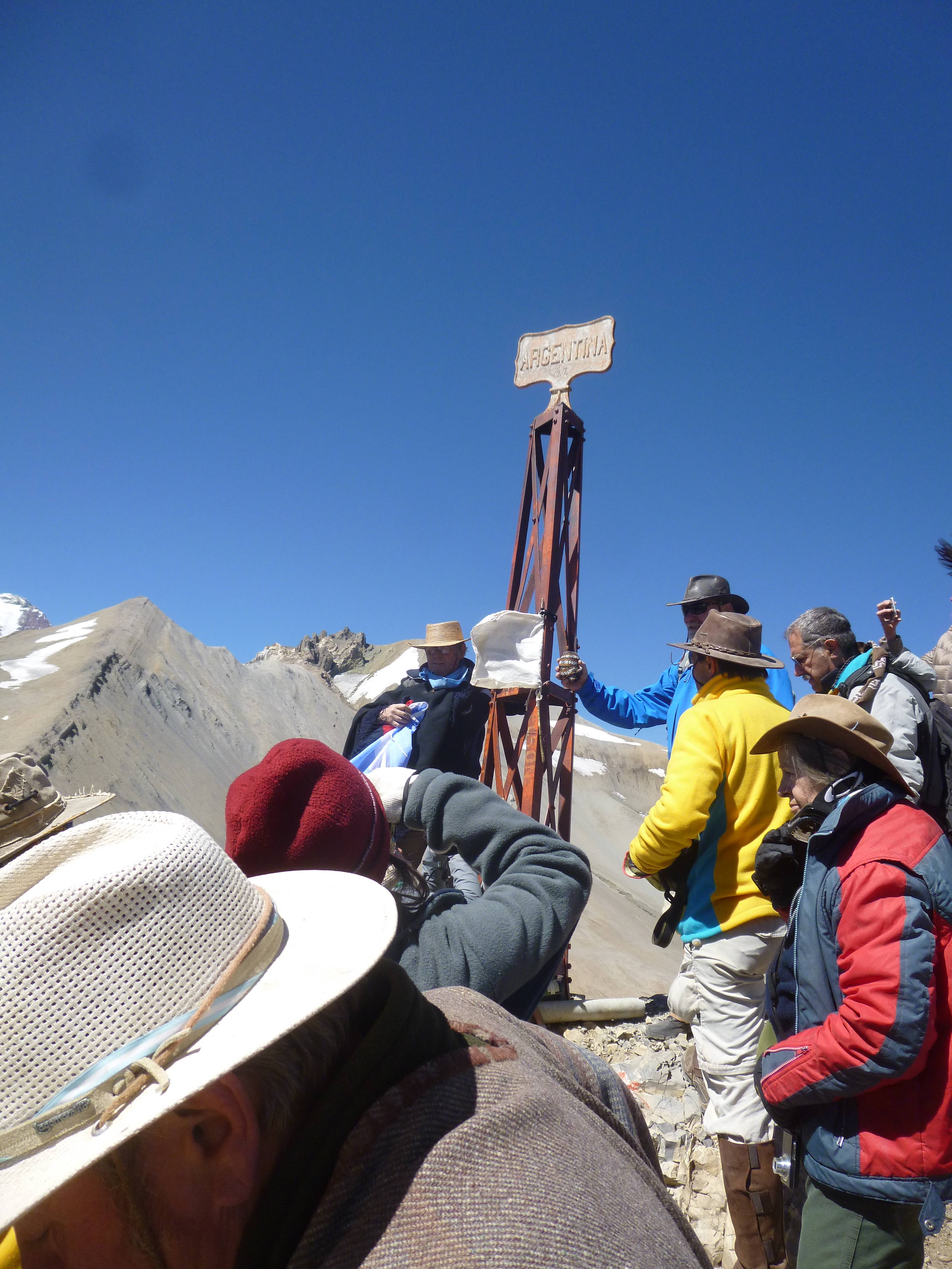 Grupo reunido en el monumento de Argentina en la cumbre del paso