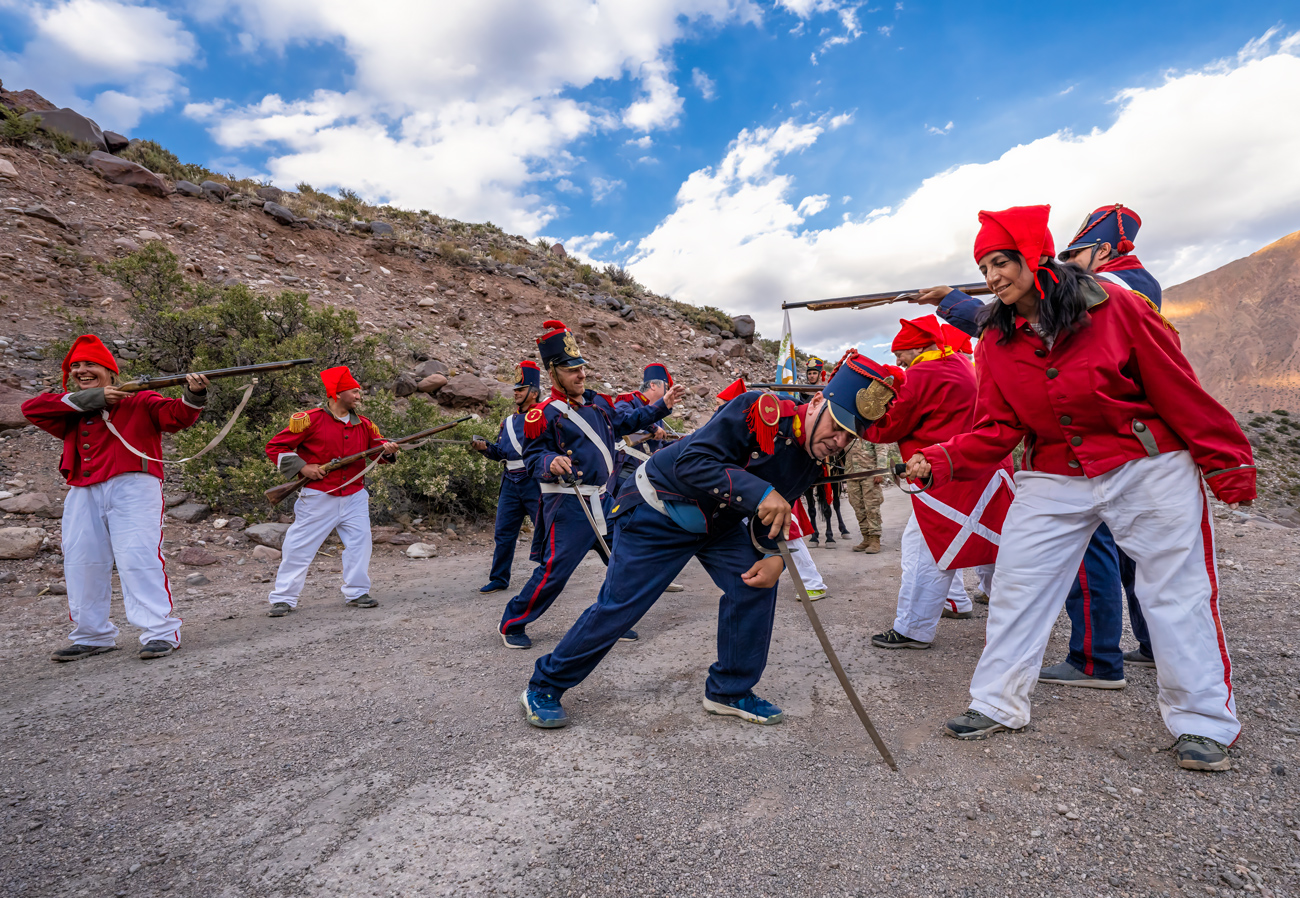 Recreación histórica con uniformes de época del ejército libertador